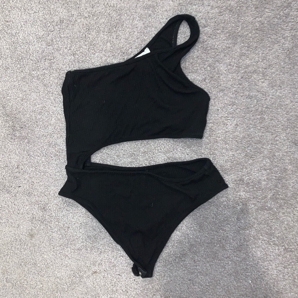 ONE SHOULDER CUTOUT BODYSUIT